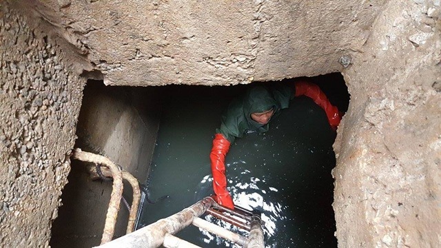 Người đàn ông đi xe sang hành xử khiến công nhân uất nghẹn