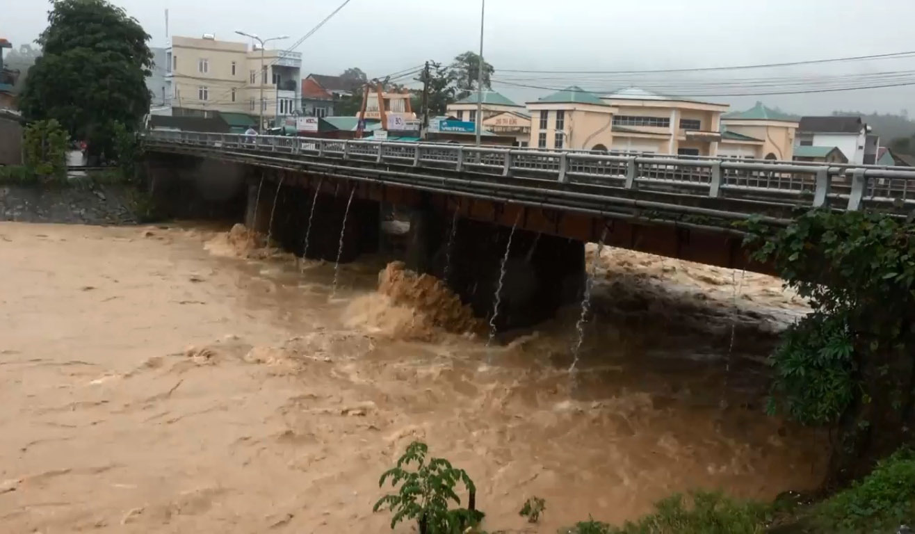 nước lũ từ thượng nguồn đổ về