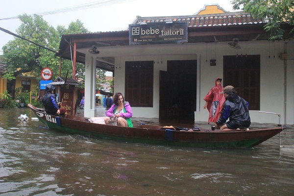 Hội An thất thủ, du khách thuê thuyền chạy lũ