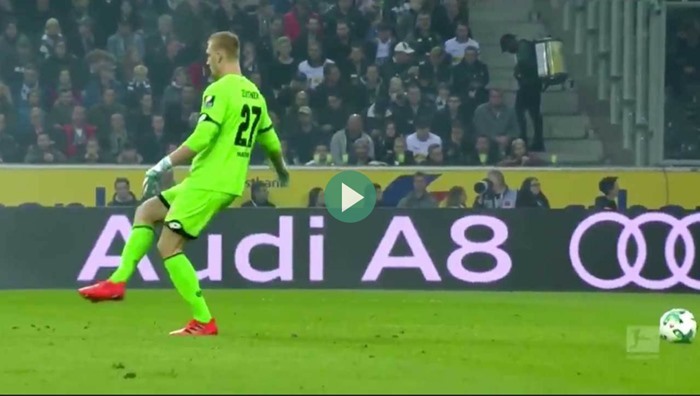 Cười đau bụng với chàng thủ môn đãng trí nhất làng túc cầu