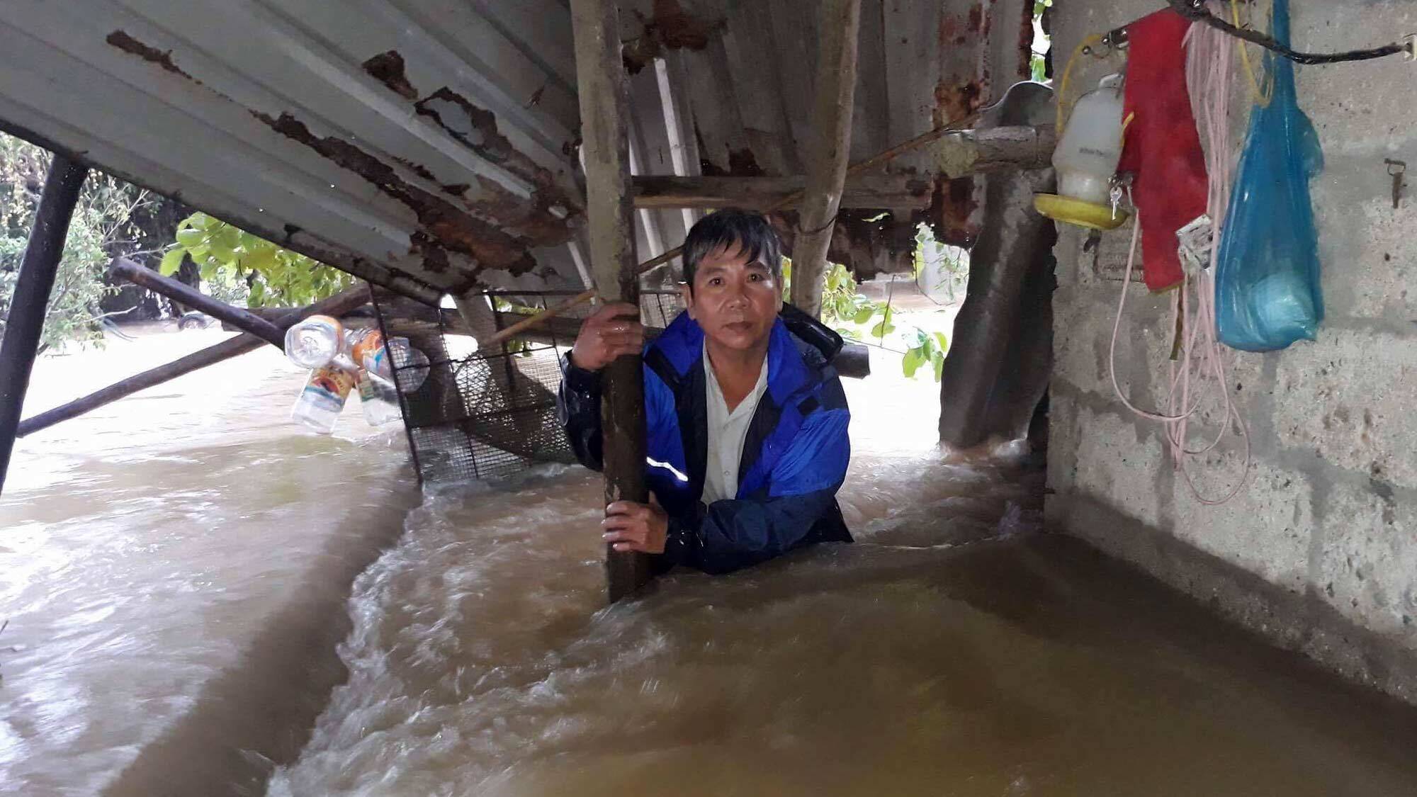 Lũ ập vào nhà cuốn mất tích cháu bé 4 tuổi