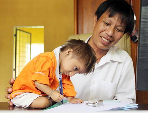 Người thầy của cậu bé tý hon nhất Việt Nam