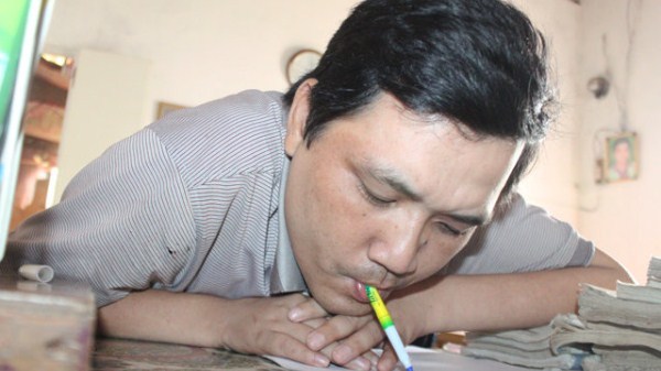 Chuyện tình cảm động của thầy giáo viết cuộc đời bằng… miệng