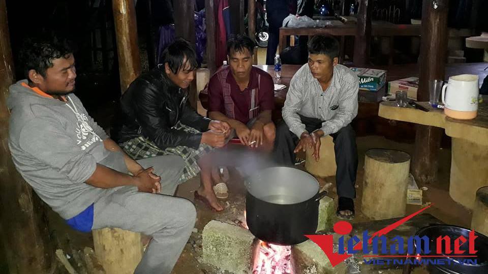 Giải cứu 21 người mắc kẹt nửa ngày do lở núi