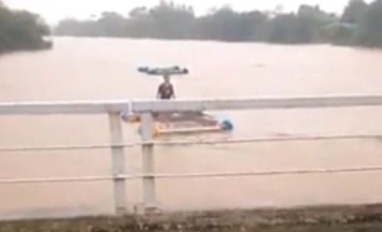 Kinh hoàng với clip người đàn ông ôm chặt bè cá trôi giữa lũ