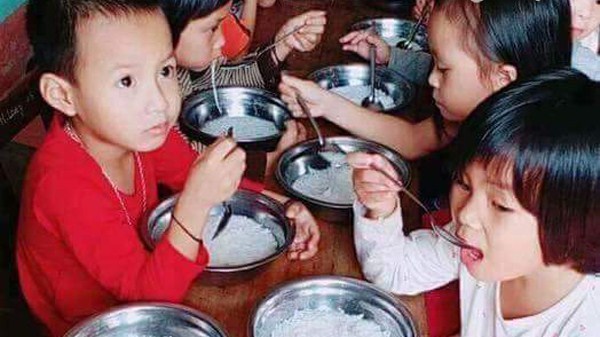 Phụ huynh bức xúc vì 'bữa ăn đạm bạc' chỉ có bún luộc của trẻ mầm non