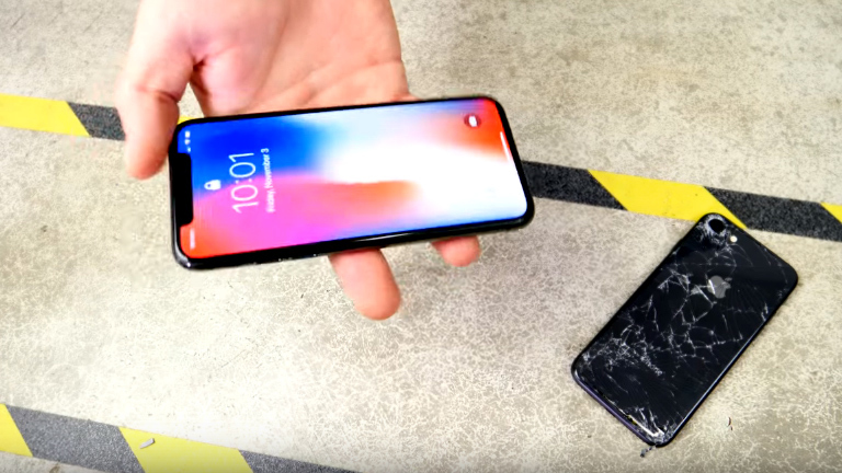 iPhone X cho dao đâm mặt lưng, rơi thoải mái