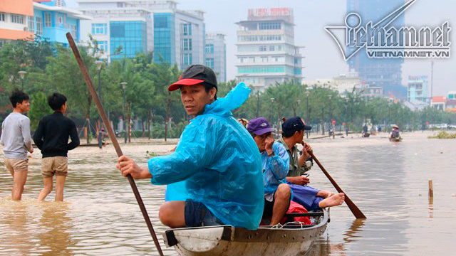 Cố đô Huế ngập sâu, thuyền máy chạy vù vù trên phố