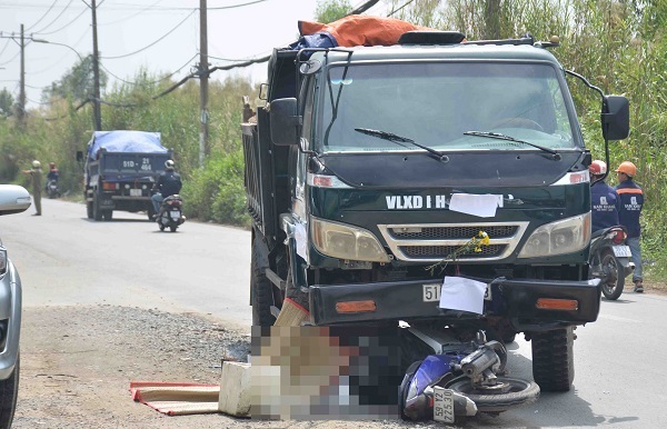 Lao vào đầu xe ben, thanh niên 20 tuổi chạy xe máy tử vong