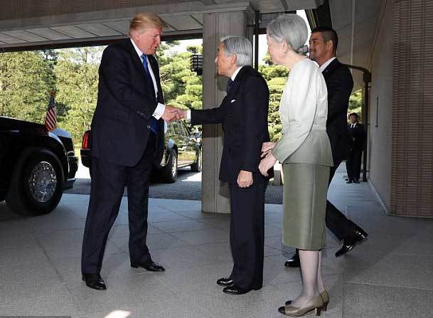 Trump bắt tay Nhât hoàng, không cúi rạp người