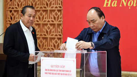 Chính phủ quyên góp ủng hộ khắc phục hậu quả bão số 12