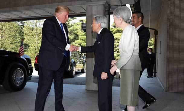 Vì sao ông Trump không cúi người chào Nhật hoàng?