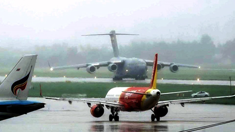 Siêu vận tải mang thiết bị phục vụ Tổng thống Mỹ đến Đà Nẵng