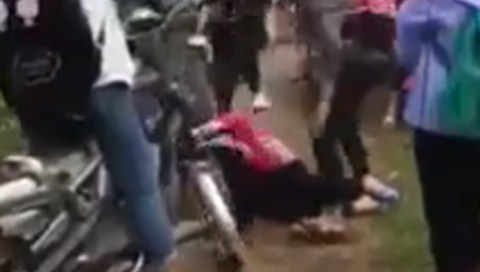 Nhóm nữ sinh đánh gục bạn cùng lớp trên đê biển