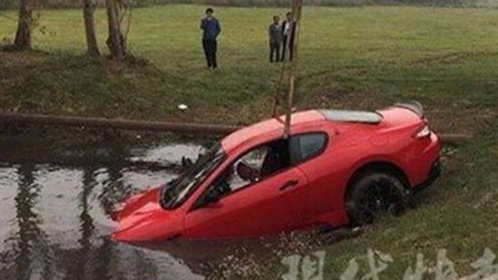 Cô gái lao siêu xe 7 tỷ đồng xuống ao vì mải đọc tin nhắn