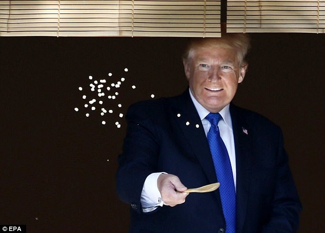 Xem Tổng thống Trump cho cá chép ăn
