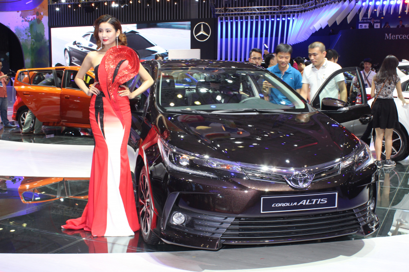 Nhiều hãng xe công bố giá bán cho năm 2018