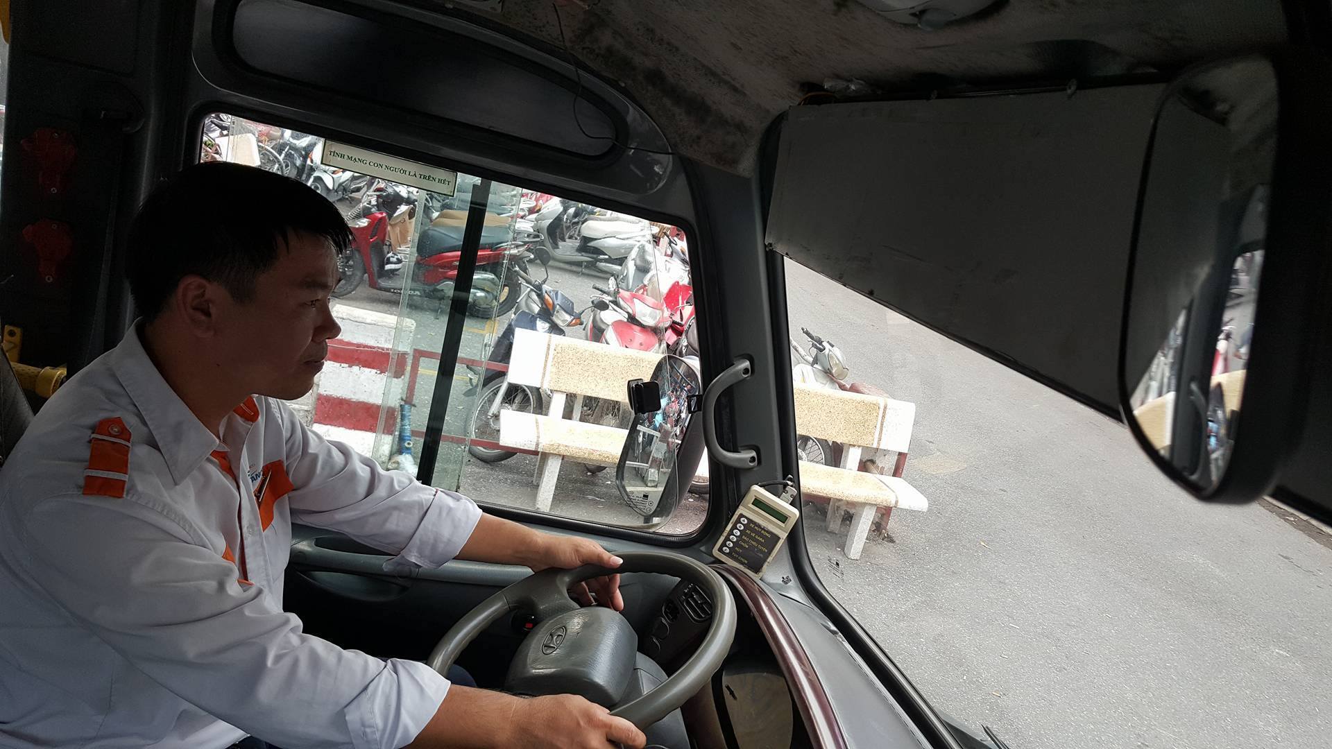 Cô gái bí ẩn và chiếc hộp bỏ quên khiến phụ xe buýt ngỡ ngàng