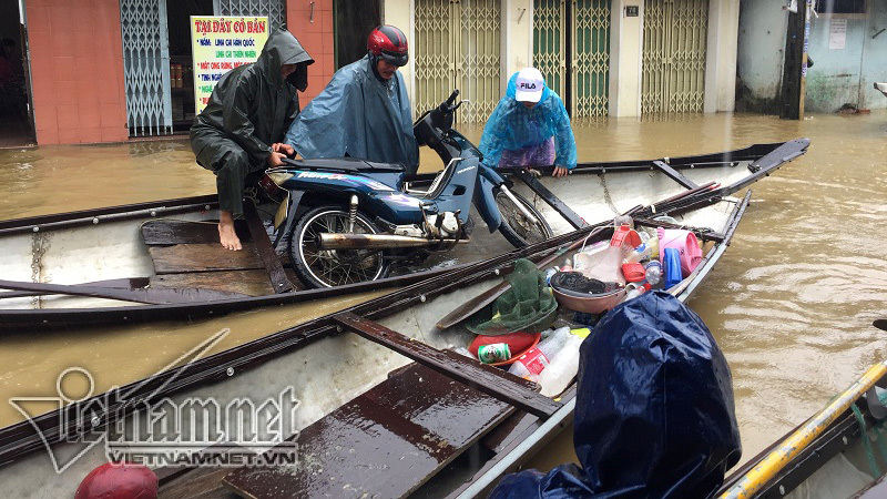 Mưu sinh trên phố ngập lũ ở Huế hốt bạc triệu mỗi ngày