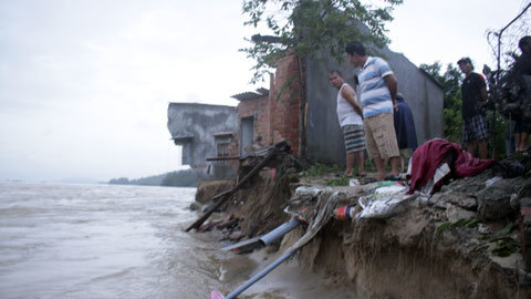 Biển 'nuốt chửng' 4 nhà dân ở Quảng Ngãi