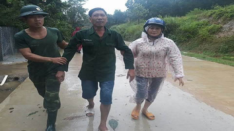 ‘Đất đá lở ầm ầm, tôi kéo tay ba không kịp’