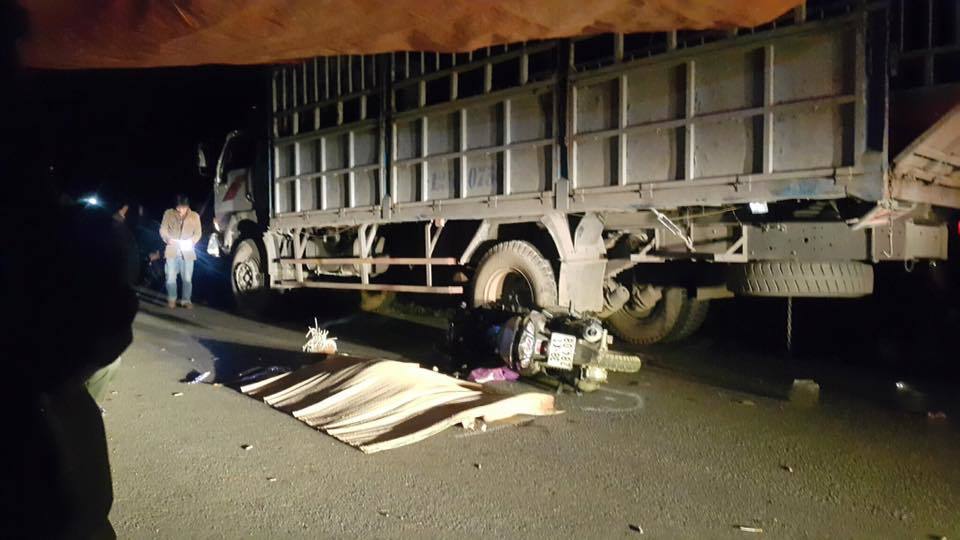 Tông vào xe đang đỗ, bố chết, 3 mẹ con nhập viện