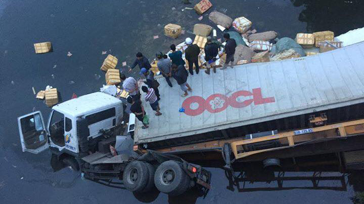 Container húc tung lan can cầu lao xuống sông, tài xế tử nạn