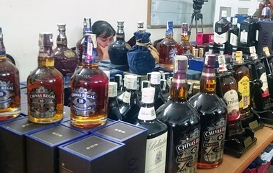 Kho rượu ngoại hàng chục nghìn chai, nghi vấn dùng tem giả
