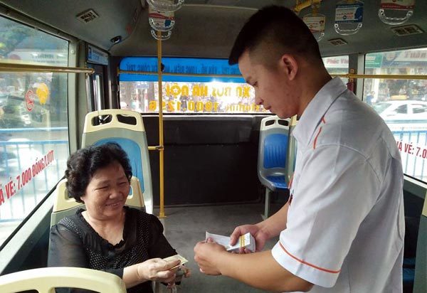 Chiếc ba lô đen chứa 'cả gia tài' khiến nhà xe giật mình