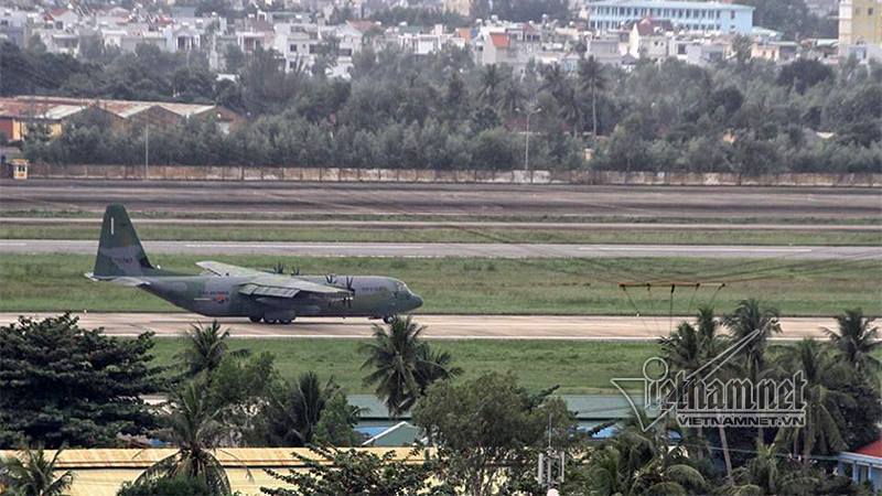 Máy bay vận tải Hàn Quốc mang theo xe hơi đáp sân bay Đà Nẵng