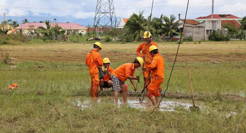 Huy động gần 1.200 thợ để khôi phục điện sau bão 12