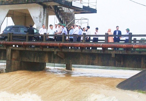 Chủ tịch nước Trần Đại Quang thăm hỏi vùng lũ Đà Nẵng