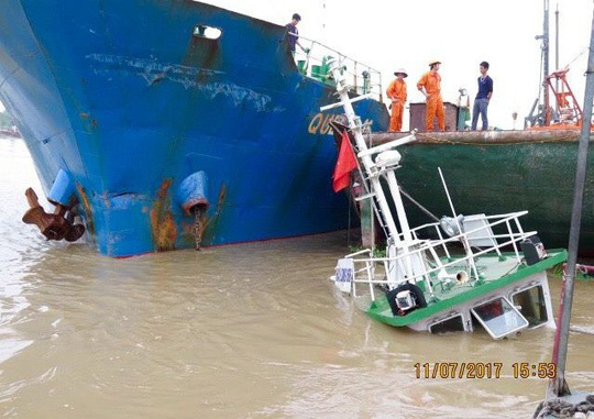 Tàu hàng 3 nghìn tấn mất lái đâm vào bờ ở bến Bính