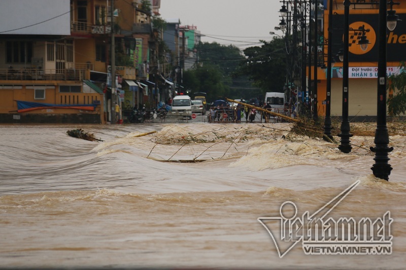 TT-Huế: Lũ các sông lên trở lại, ngập lụt chia cắt khắp nơi