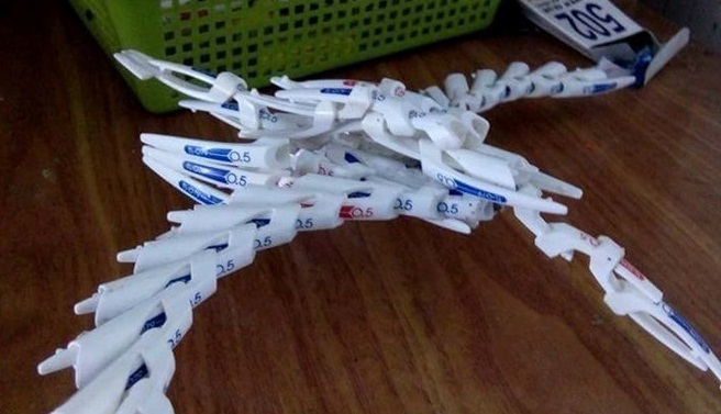 10X Trà Vinh lắp ráp mô hình robot từ hàng chục vỏ bút bi cũ