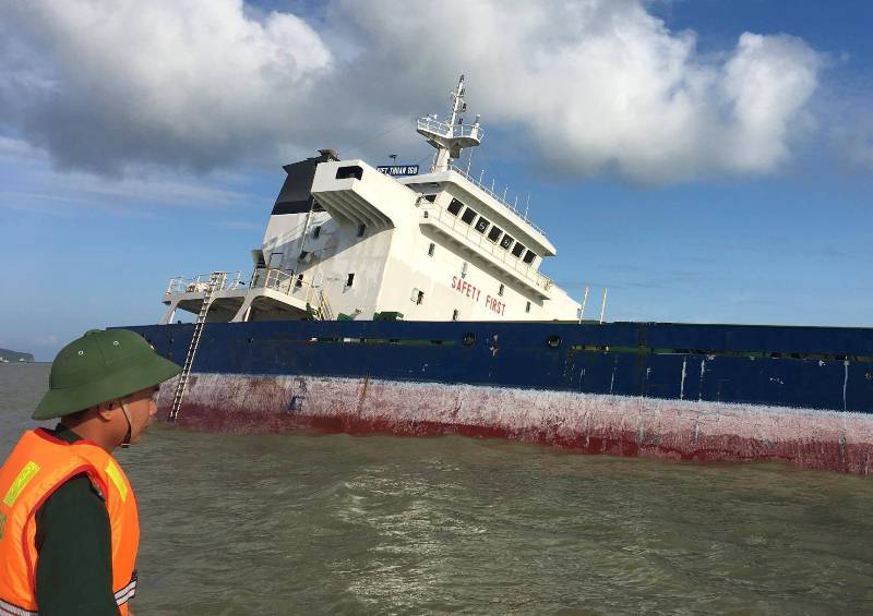 Chìm tàu trong bão 10 người chết, cảng Quy Nhơn 'tê liệt'