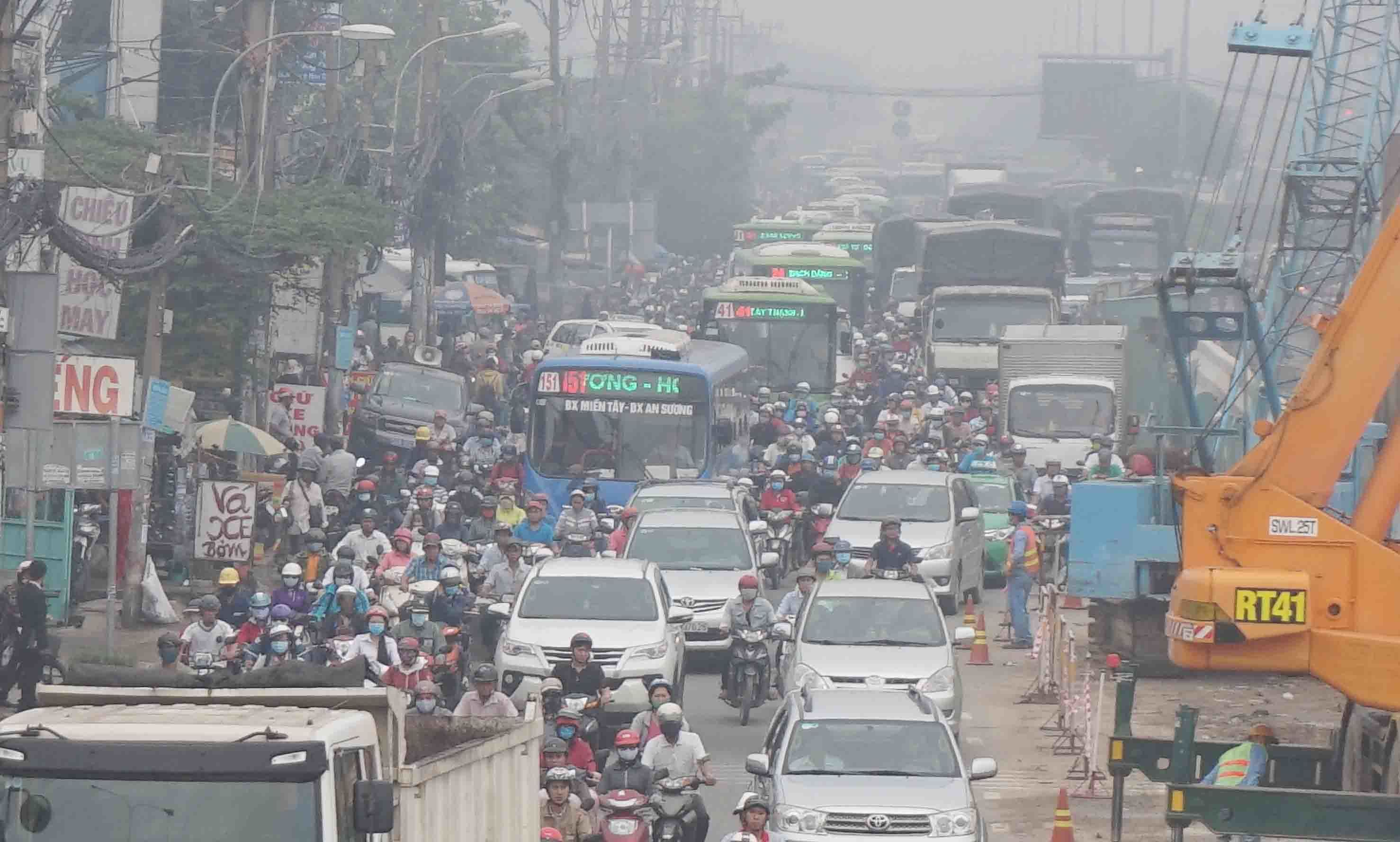 Giao thông tê liệt qua lô cốt hầm chui 500 tỷ ở Sài Gòn