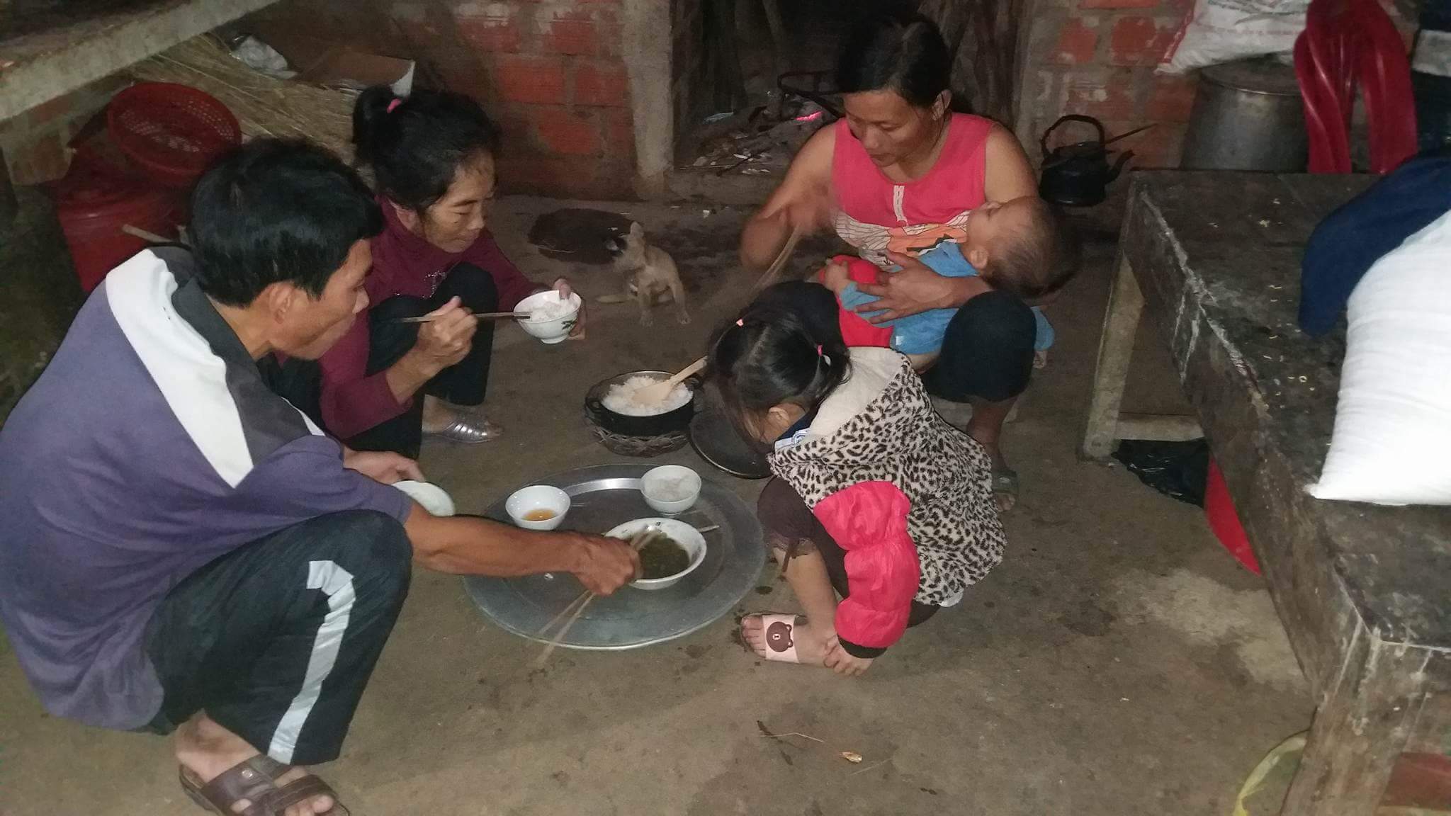 Những phận người cùng khổ bên mâm cơm vỏn vẹn bát nước mắm