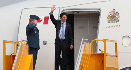 Thủ tướng Canada đăng Twitter khi bay đến Hà Nội