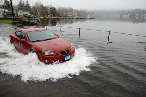 Ô tô chết máy vì bị ngập nước mùa bão lũ, khởi động thế nào?