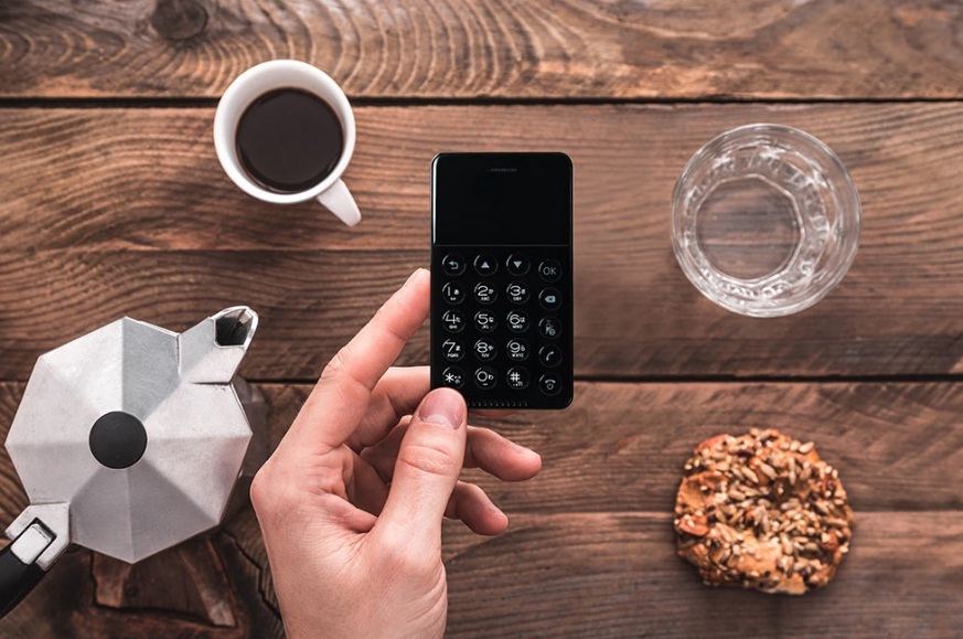 Mẫu smartphone siêu dị nhỏ bằng thẻ ATM, giá chỉ 2 triệu đồng