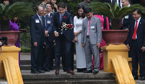 Thủ tướng Canada cho cá ăn