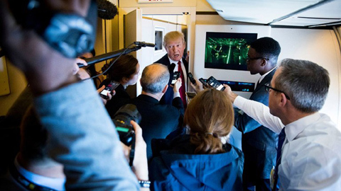 Đoàn báo chí hùng hậu tháp tùng Tổng thống Mỹ công du