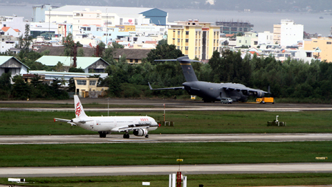 Chuyên cơ liên tục đáp xuống sân bay Đà Nẵng