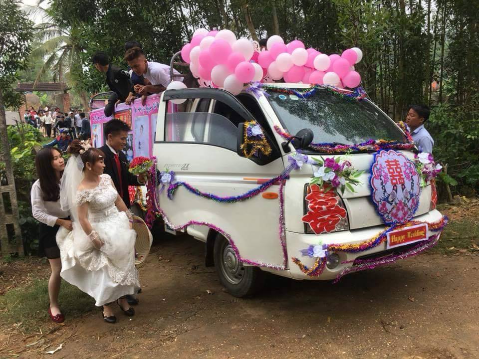 Chú rể Nghệ An dùng xe tải rước dâu gây tranh cãi