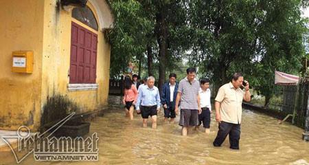 Bộ trưởng Trương Minh Tuấn lội bùn kiểm tra rốn lũ Thừa Thiên - Huế