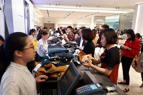 Zara, H&M đổ bộ: Bất ngờ cơn khát hàng hiệu dân Hà Thành