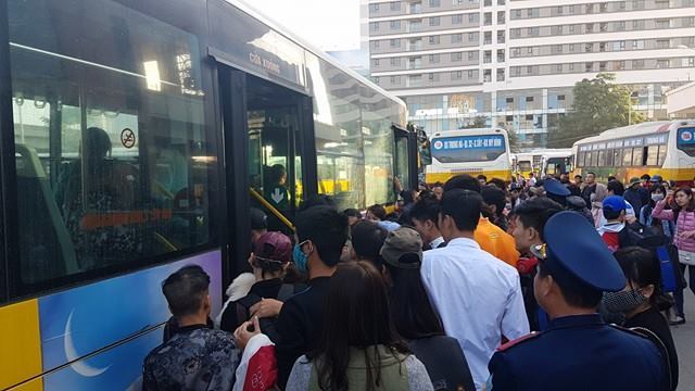 Nhà xe đỏ mặt vì hành động của đôi nam nữ học trung học