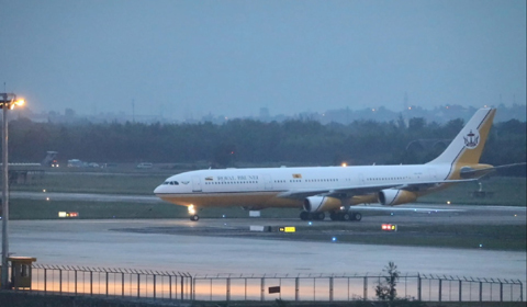 quốc vương tự lái máy bay