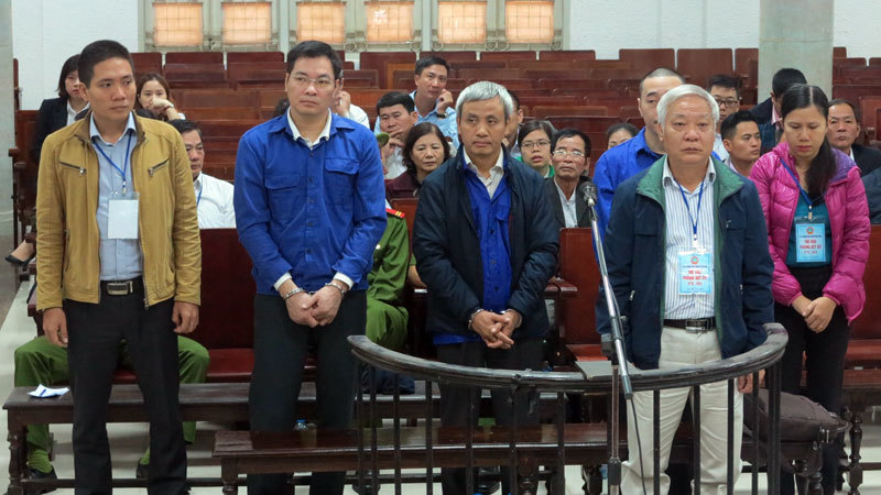 'Trò phù thủy' đẩy hai đại gia đến vành móng ngựa